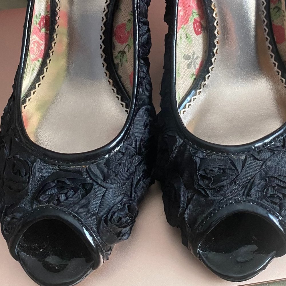 POETIC LICENCE WEDDING DATE FABRIC SHOES SIZE 7 BLACK HIGH HEELS FLOWERS ROSES
